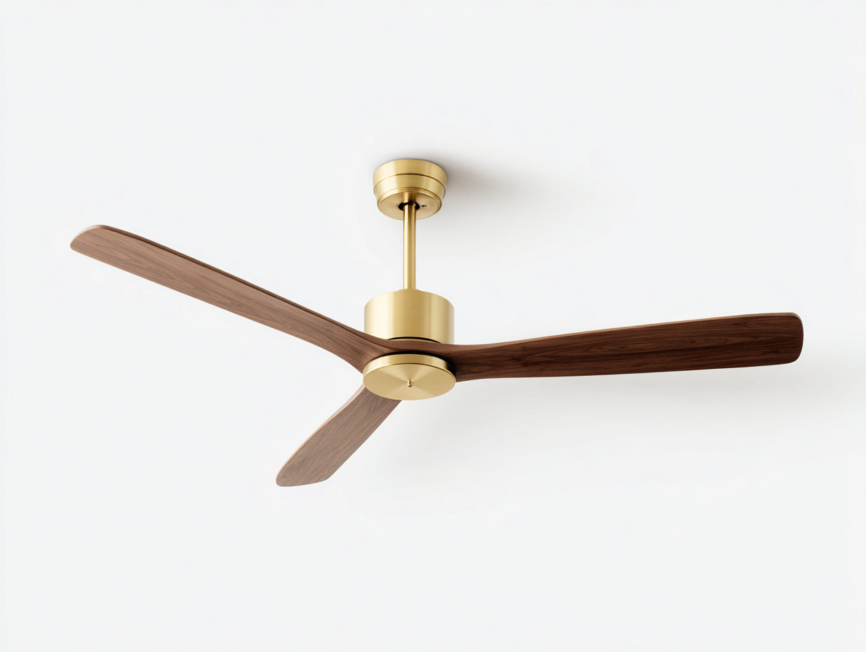 Deckenventilator mit Holzflügeln 140×45 cm – Hellbraun/Goldfarben – geschwungenes 3-Flügel-Design fürs Wohnzimmer